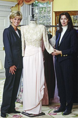 1997年4月23日，Catherine Walker在肯辛頓宮位戴安娜王妃試衣。