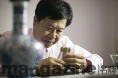 徐其明看藏品的眼神，格外專注。
