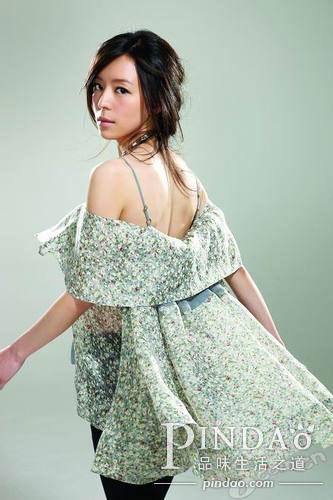 裸露的背部將女人的柔美毫無保留的展現出來