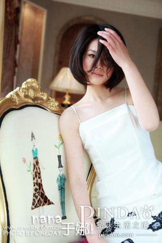 一身白裙的于娜將婀娜與性感展現到極致