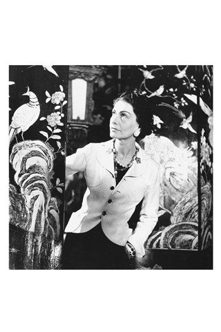Gabrielle Chanel站在巴黎rue Cambon 31號寓所內的木屏風前