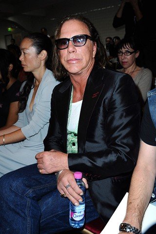 Mickey Rourke以無尾禮服現身Jean Paul Gaultier高級定制秀場