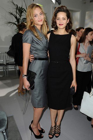 Marion Cotillard(左邊)，法國女演員Nora Arnezeder相依而立