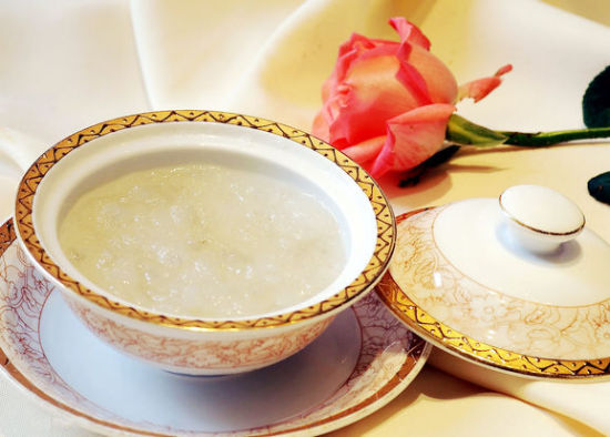 燕窩與雪蛤都是對(duì)女性大利的補(bǔ)品