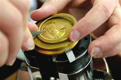 寶珀制表工廠內正在雕刻的定制金雕腕表。