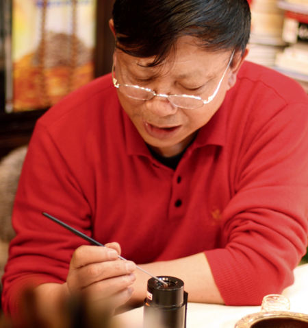 施正東 著名畫(huà)家，南京沉香研究會(huì)會(huì)長(zhǎng)。
