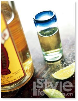 產(chǎn)自墨西哥特其拉小鎮(zhèn)的龍舌蘭酒因?yàn)轱L(fēng)味獨(dú)特，被尊稱(chēng)為特其拉酒