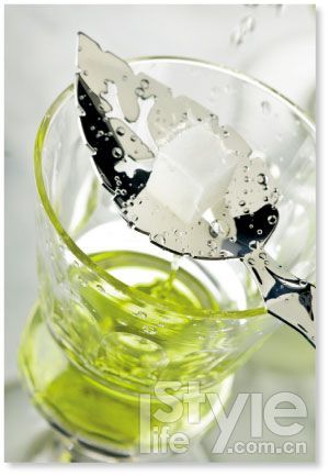 傳統(tǒng)的苦艾酒酒精度超過(guò)68%