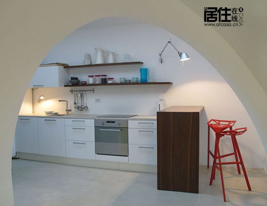 廚房中有Konstantin Grcic為Magis設計的Stool One高腳凳，天花板上，掛著Artemide推出Tolomeo小吊燈。
