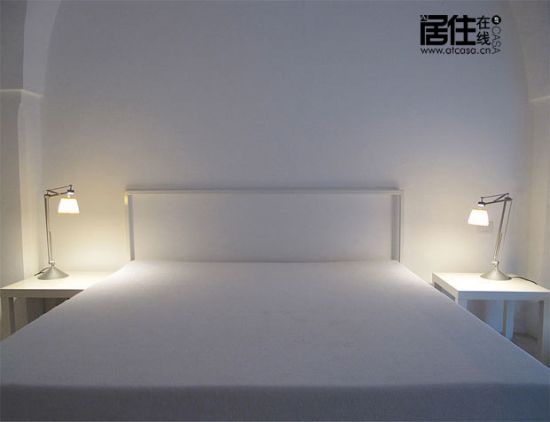 臥室的設計極盡簡潔之勢，干凈的線條加上純白的設計，就連家具也添了幾分優雅。