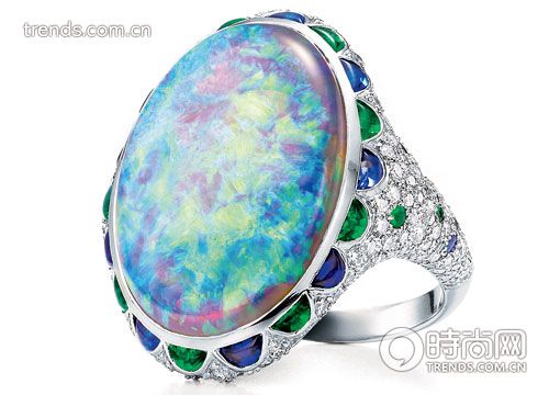Tiffany & Co. 鉑金鑲祖母綠、鉆石、藍(lán)寶石及11.95 克拉橢圓形貴黑歐泊戒指